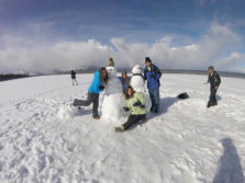 Au pairs Mery y Ana haciendo monos de nieve