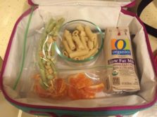 Lunch con macarrones, verduritas, mandarina y leche.