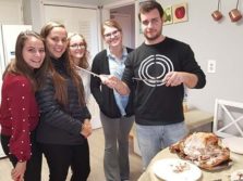 Jordi celebrando Thanksgiving con sus amigos